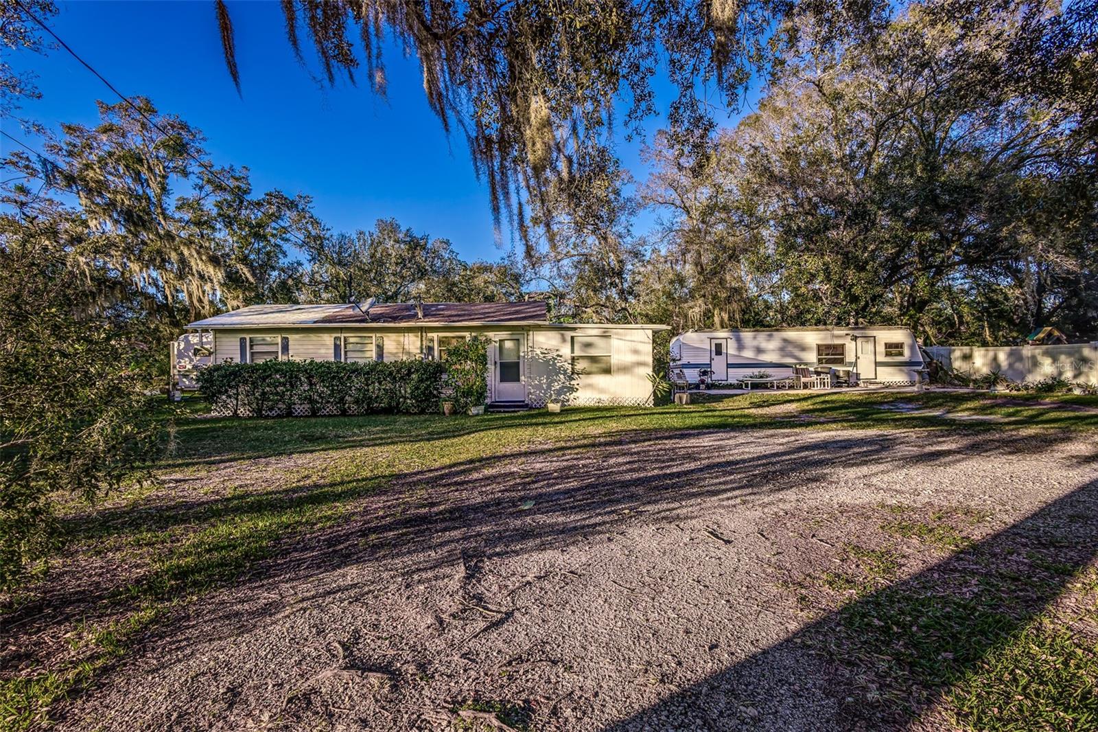 1315 W Oak Dr Property Photo 2