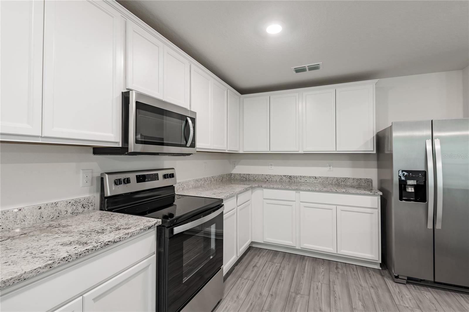 572 Bay Leaf Dr Property Photo 3