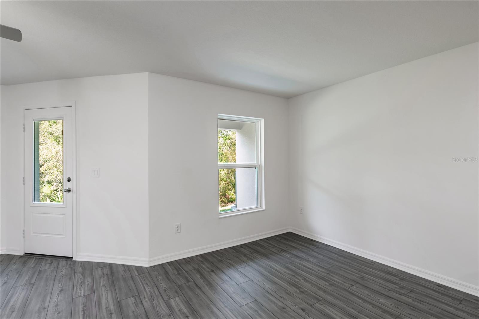 572 Bay Leaf Dr Property Photo 8