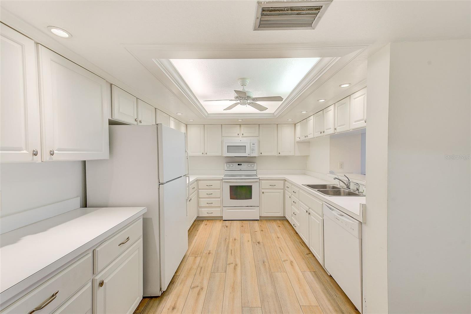 736 Island Way #404 Property Photo 17