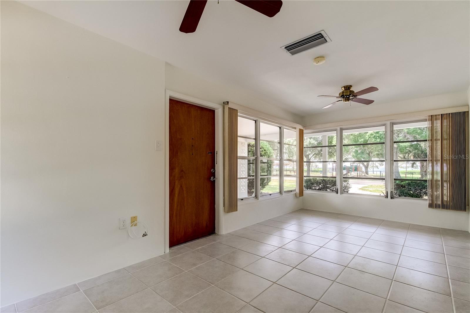 303 Shore Dr W Property Photo 7