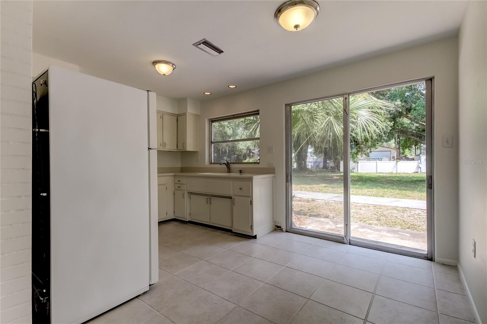 303 Shore Dr W Property Photo 12