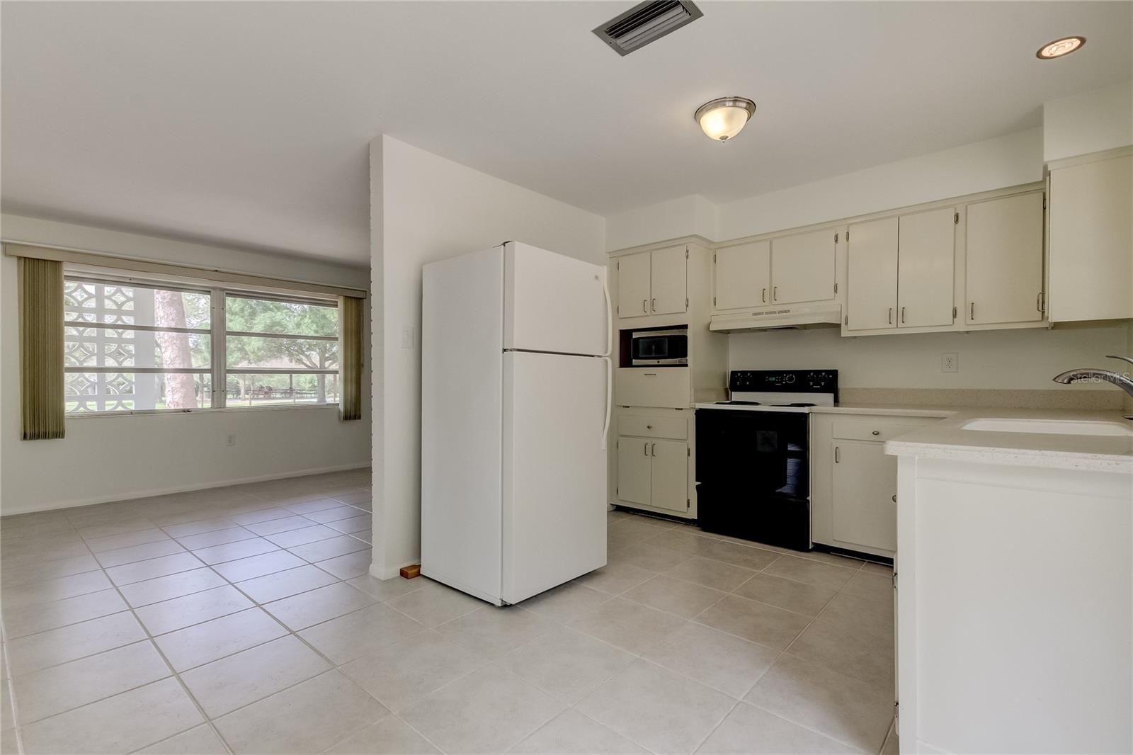 303 Shore Dr W Property Photo 18