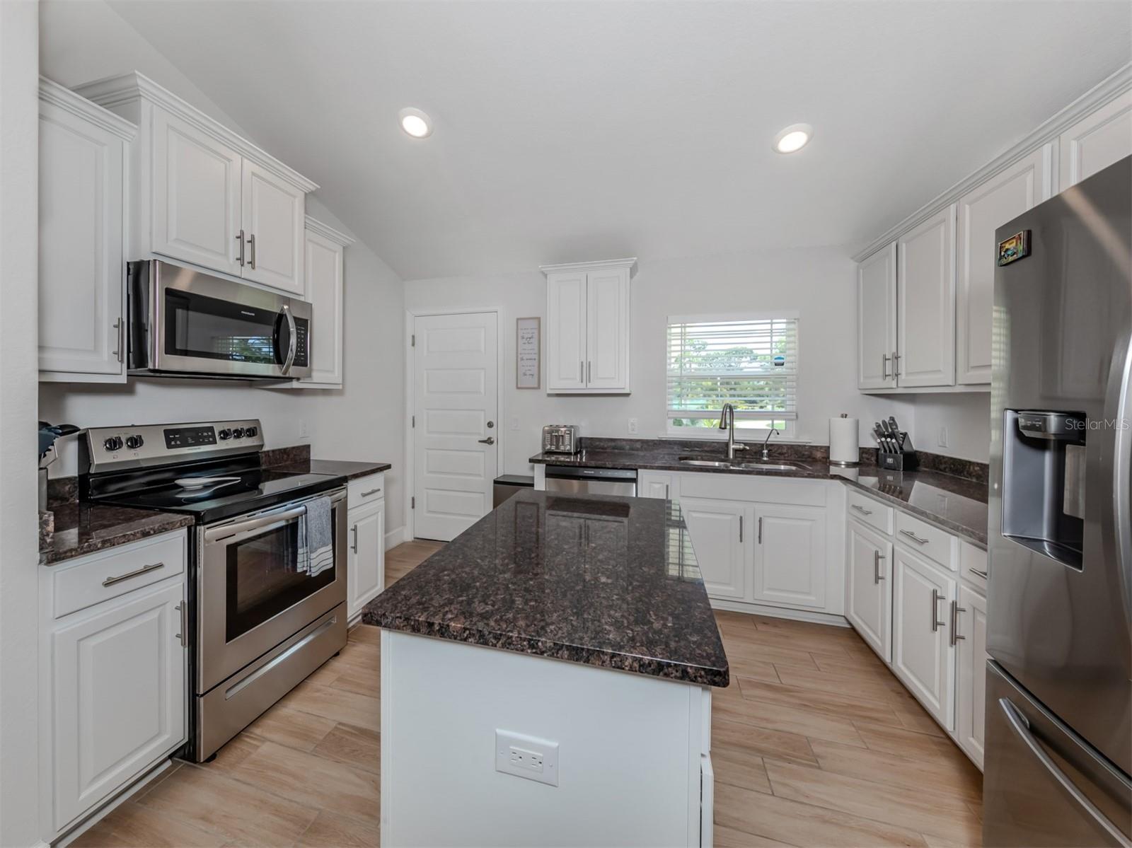 1190 Euclid Rd Property Photo 25