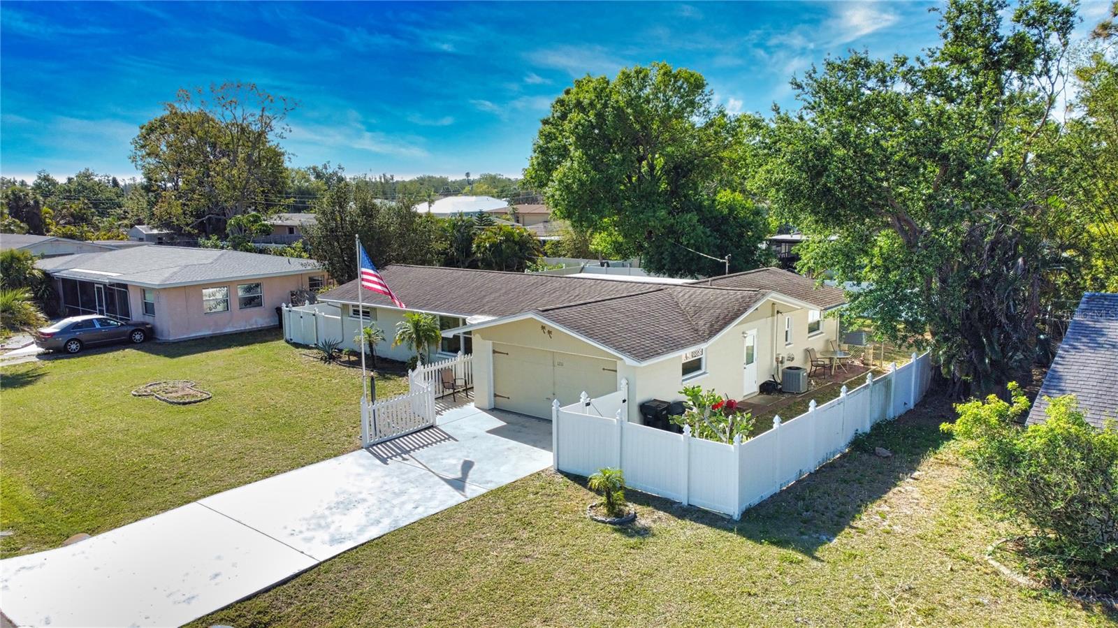 1211 Laurel Ave Property Photo 1