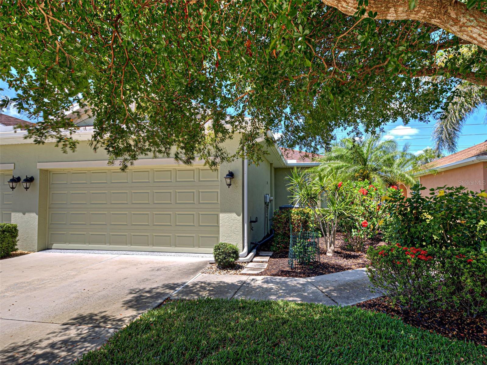 275 Capulet Dr Property Photo 2