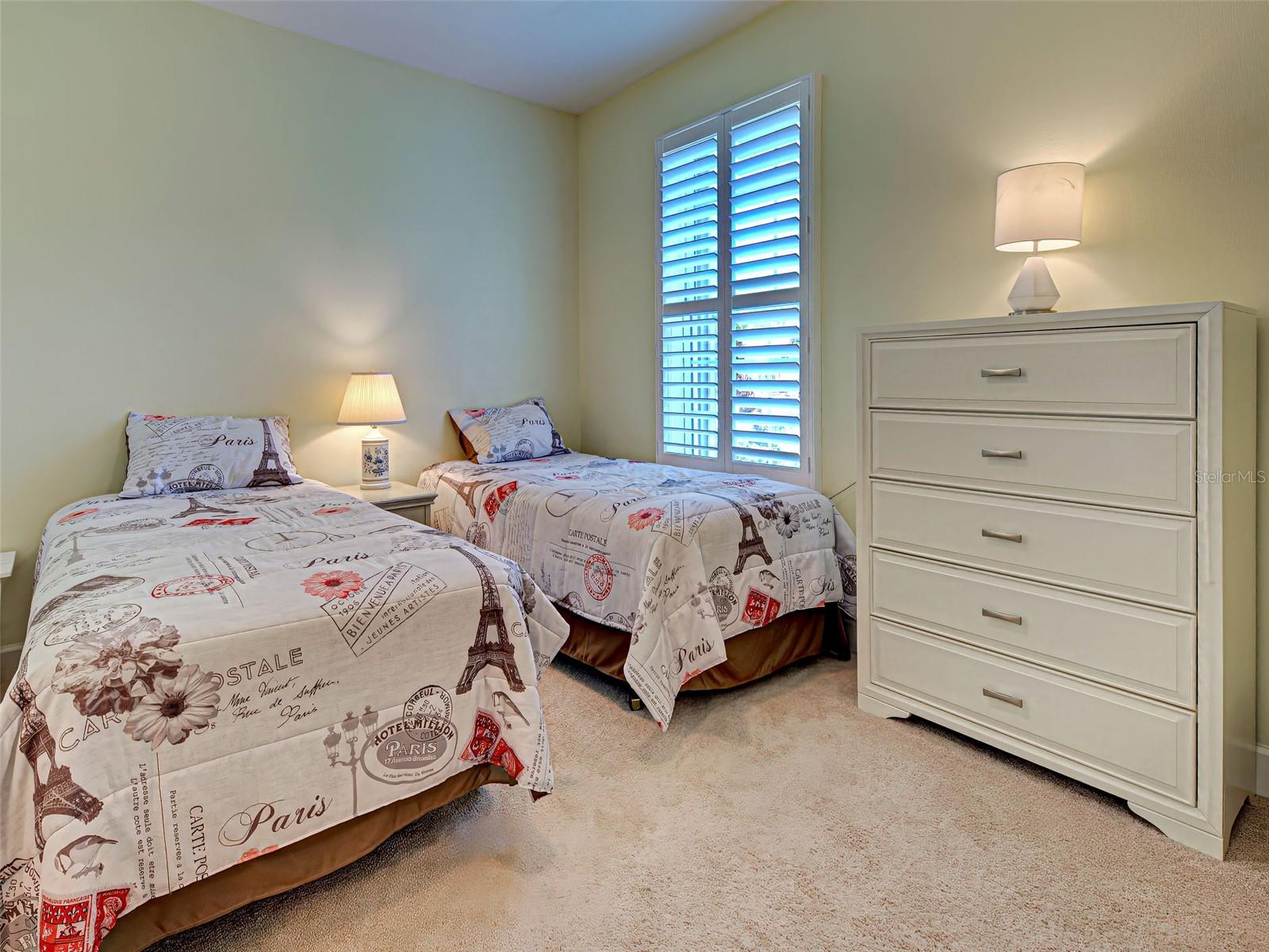 275 Capulet Dr Property Photo 32