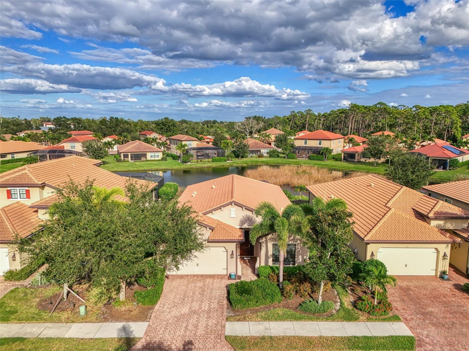 1050 Bluffwood Dr Property Photo 2