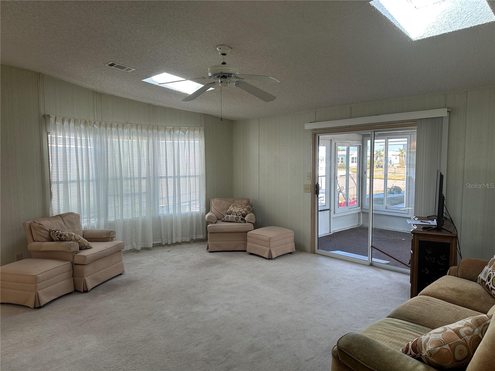 449 Landsedge Dr Property Photo 2