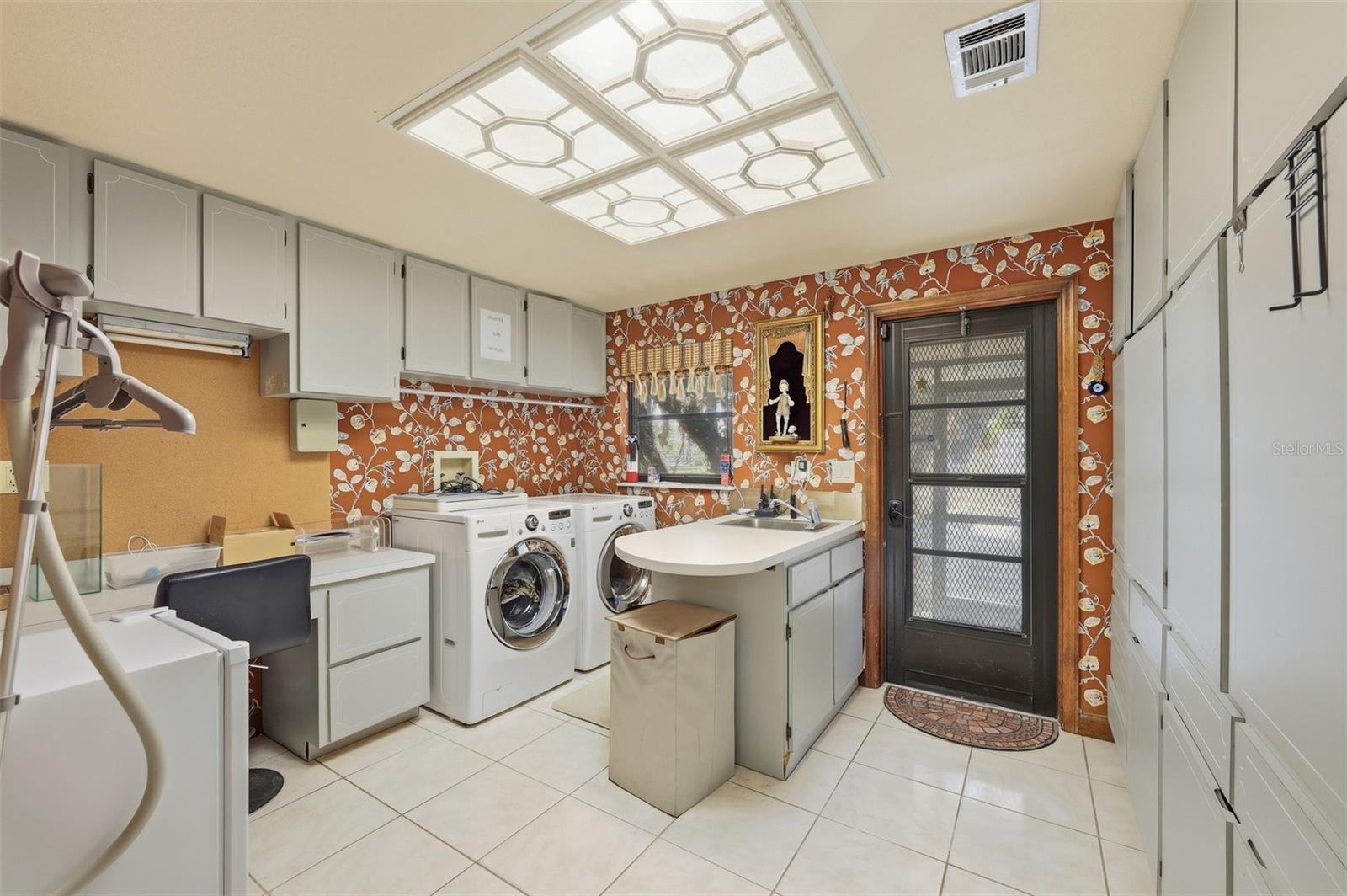 1066 Conover St Property Photo 41