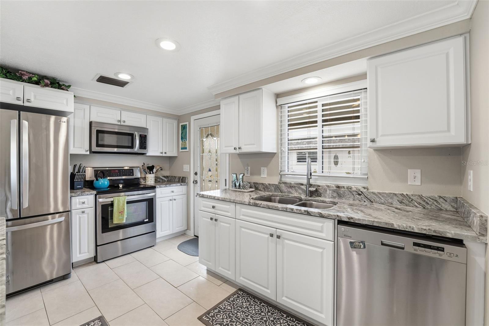 690 Circlewood Dr #w8 Property Photo 17
