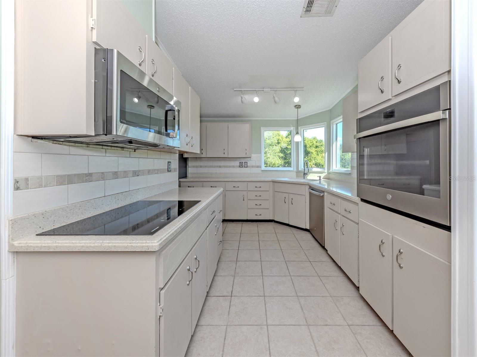 592 Portside Dr Property Photo 14