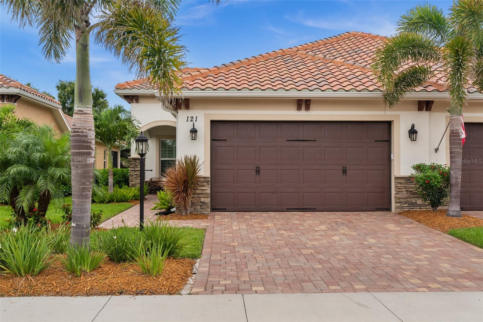 121 COLEBROOK CT