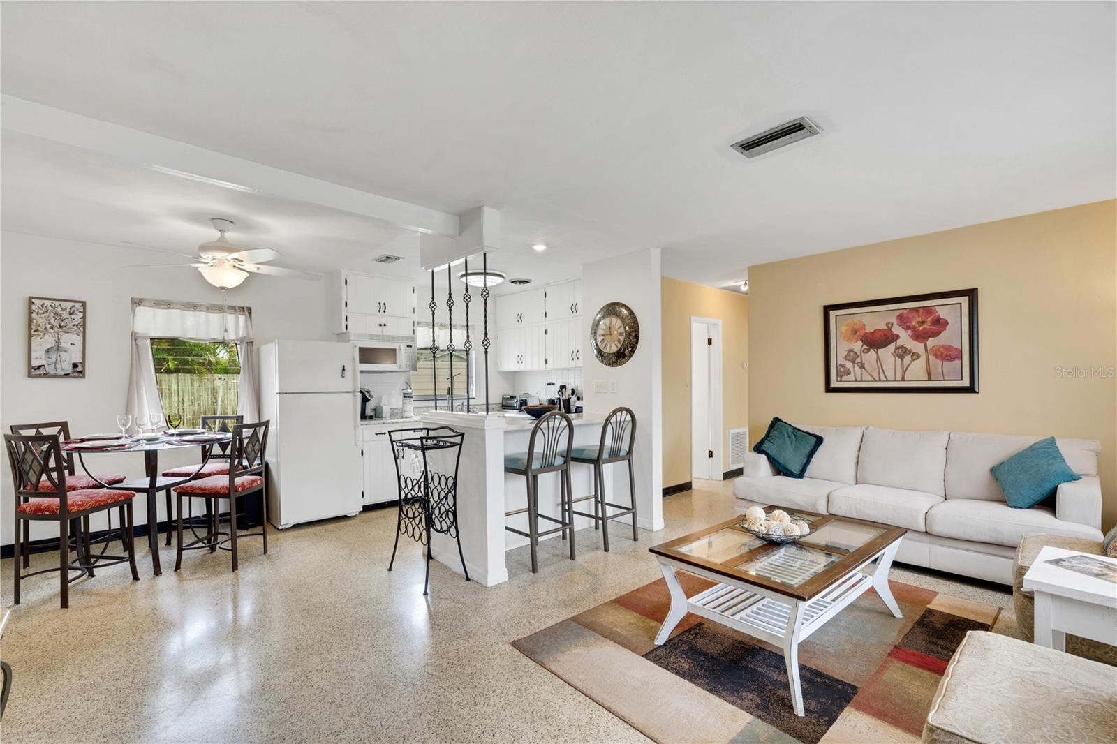 2830 Siesta Dr Property Photo 3