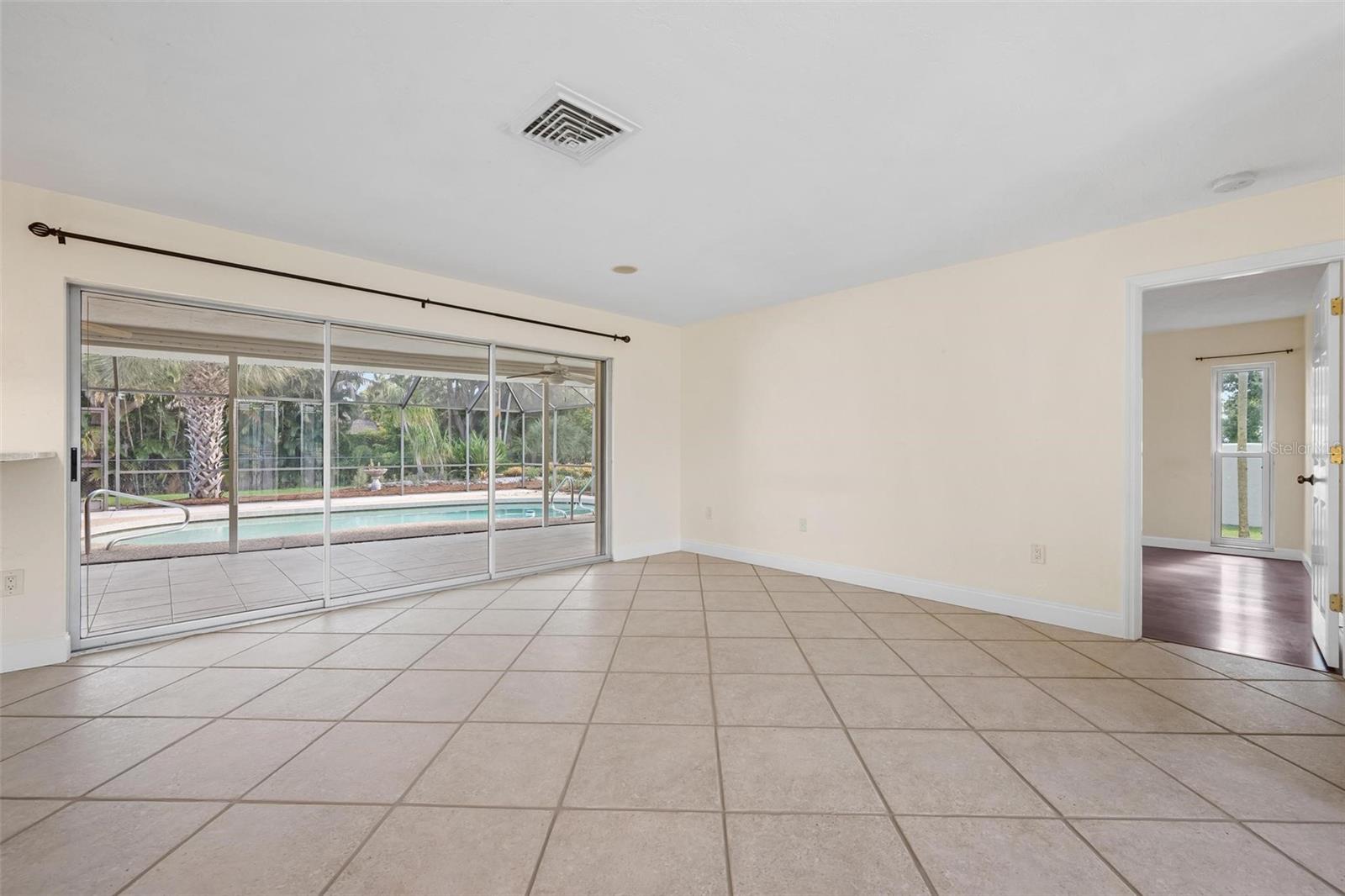 1011 Pine Forest Ct Property Photo 5