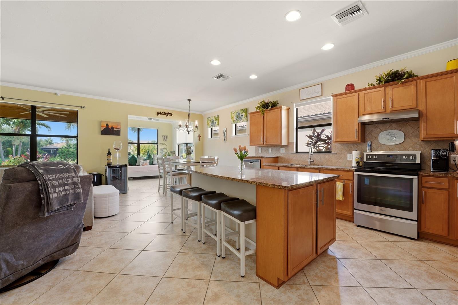 13920 Karina St Property Photo 4
