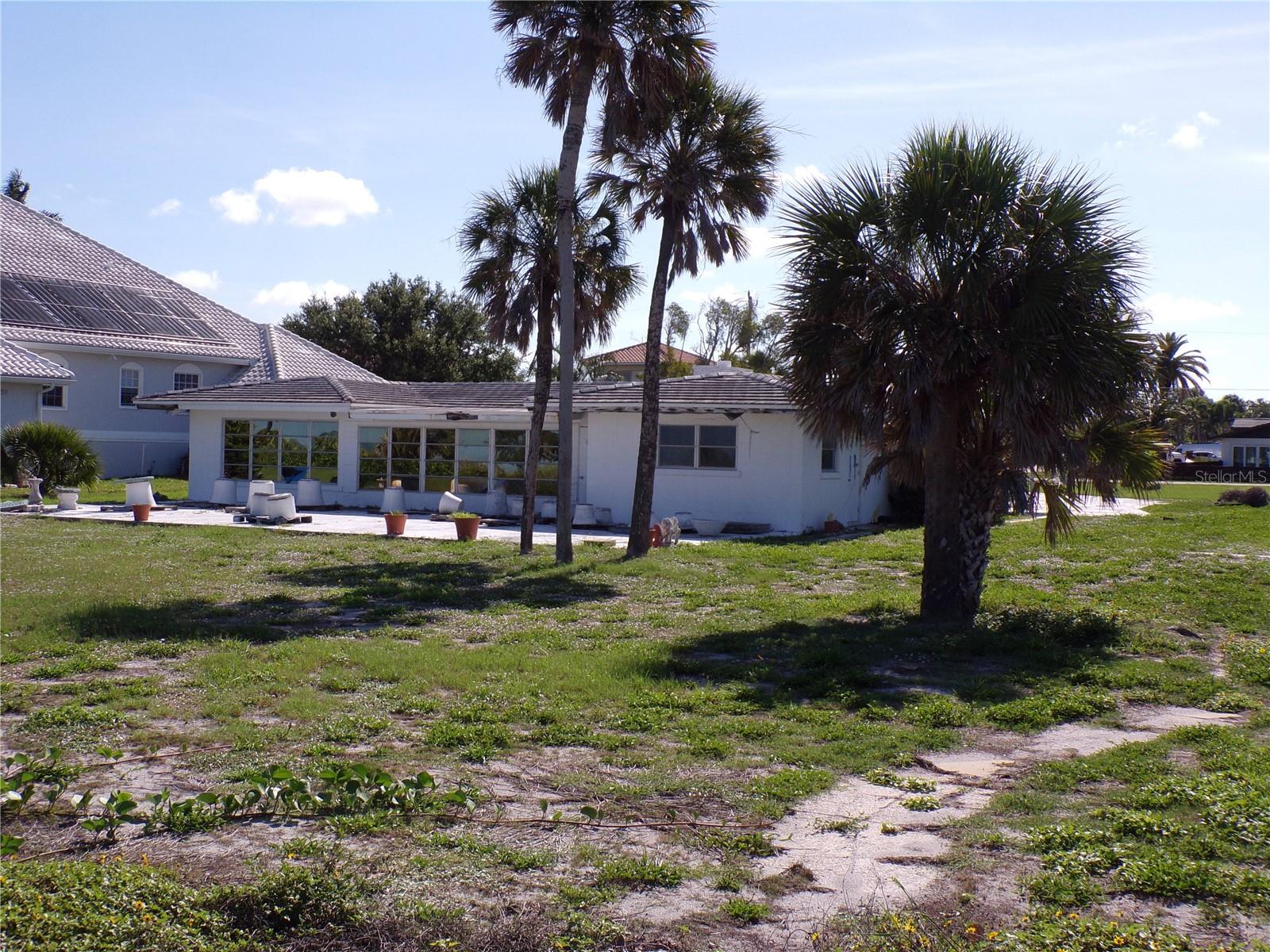 1124 Sunset Dr Property Photo 3