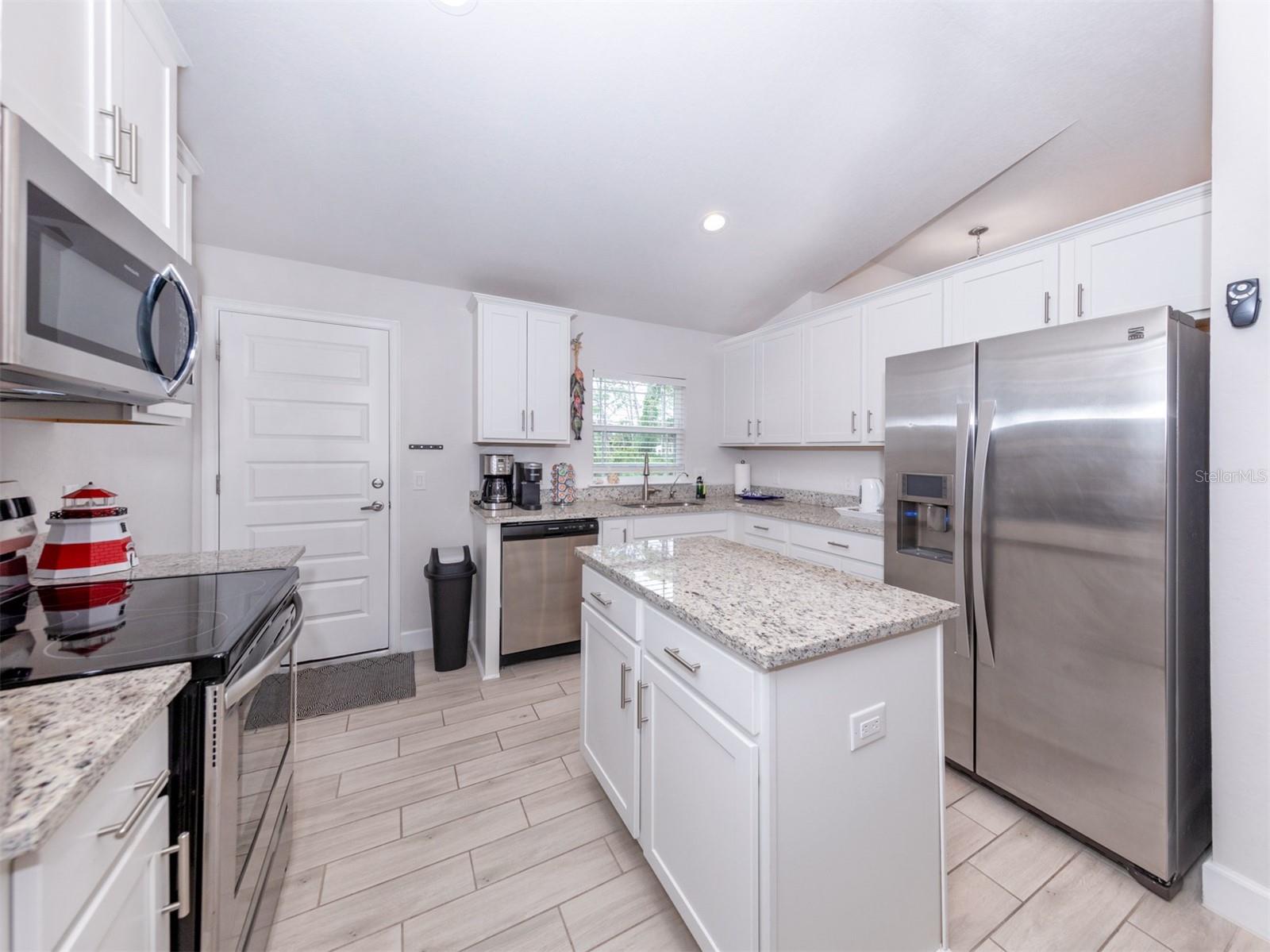 886 Euclid Rd Property Photo 14