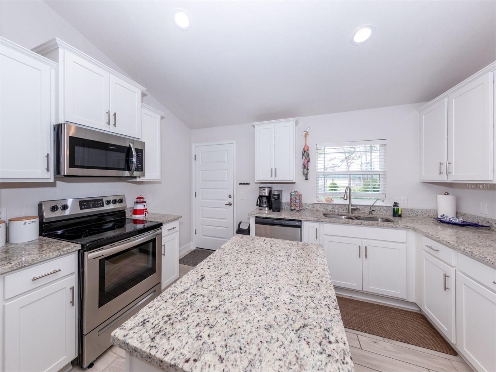 886 Euclid Rd Property Photo 15