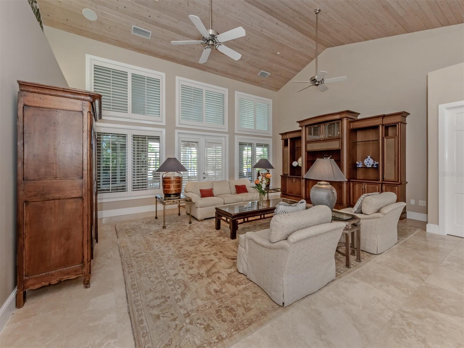 630 N River Rd Property Photo 5