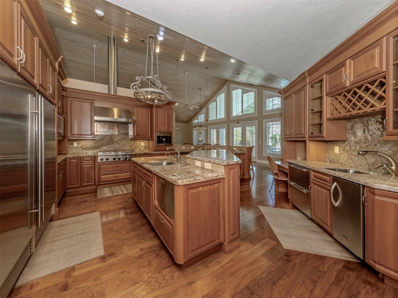 630 N River Rd Property Photo 14
