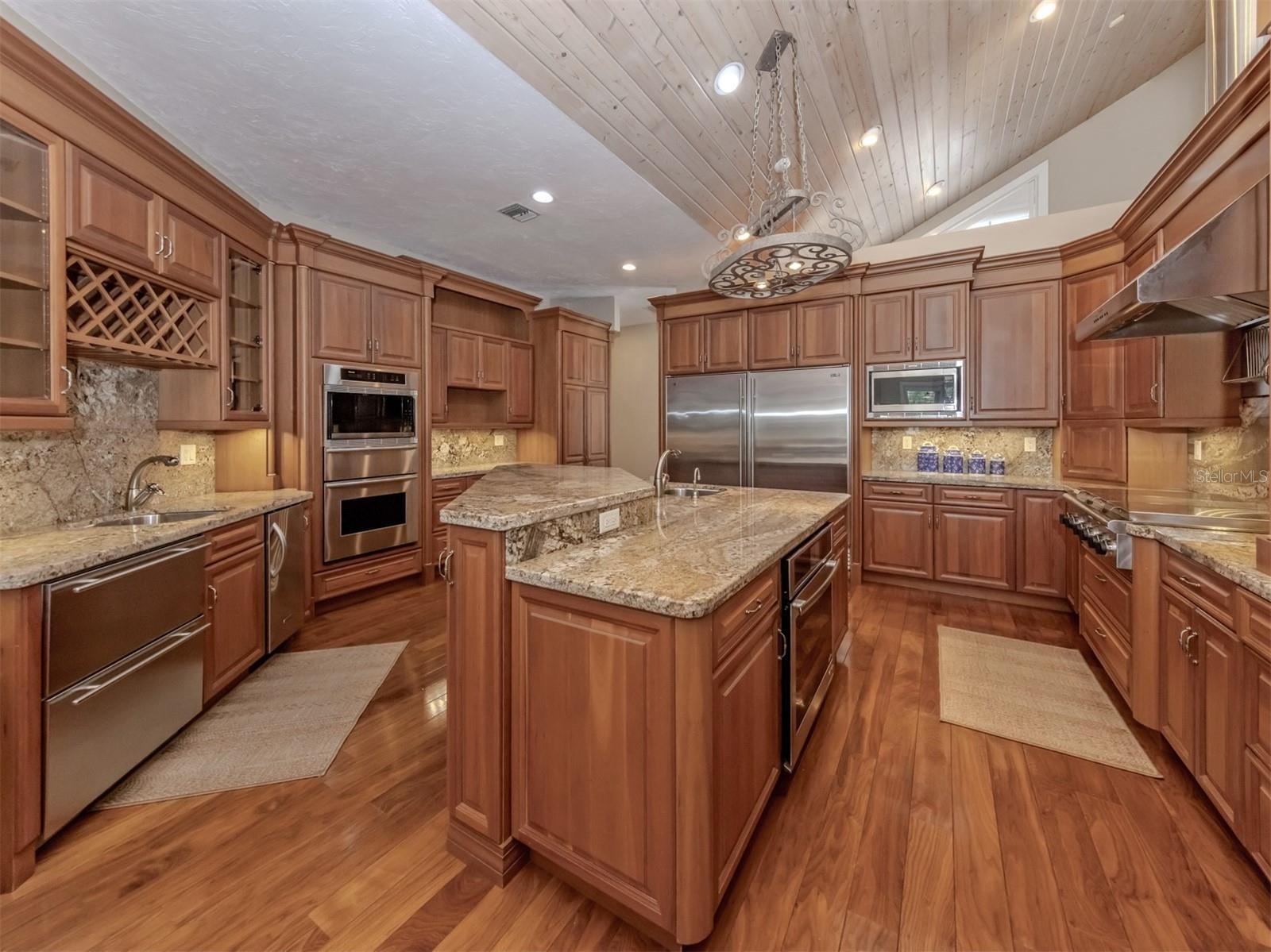 630 N River Rd Property Photo 15