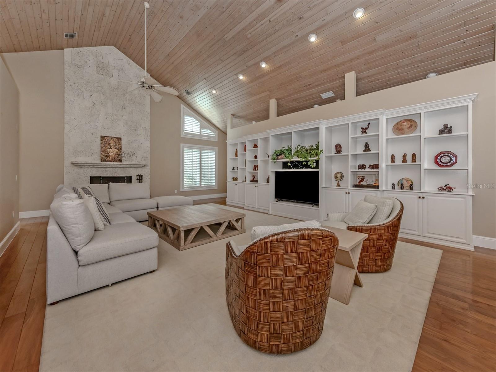 630 N River Rd Property Photo 18