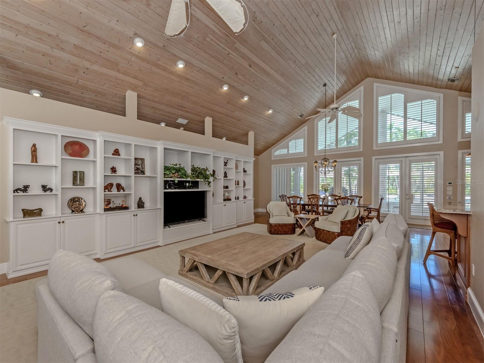 630 N River Rd Property Photo 19