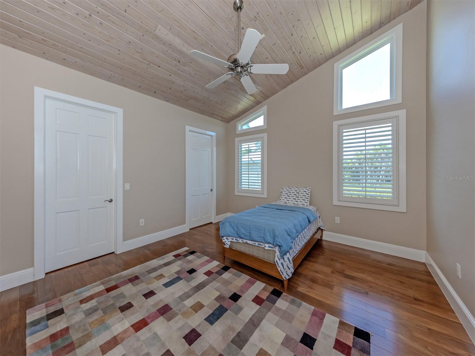 630 N River Rd Property Photo 22