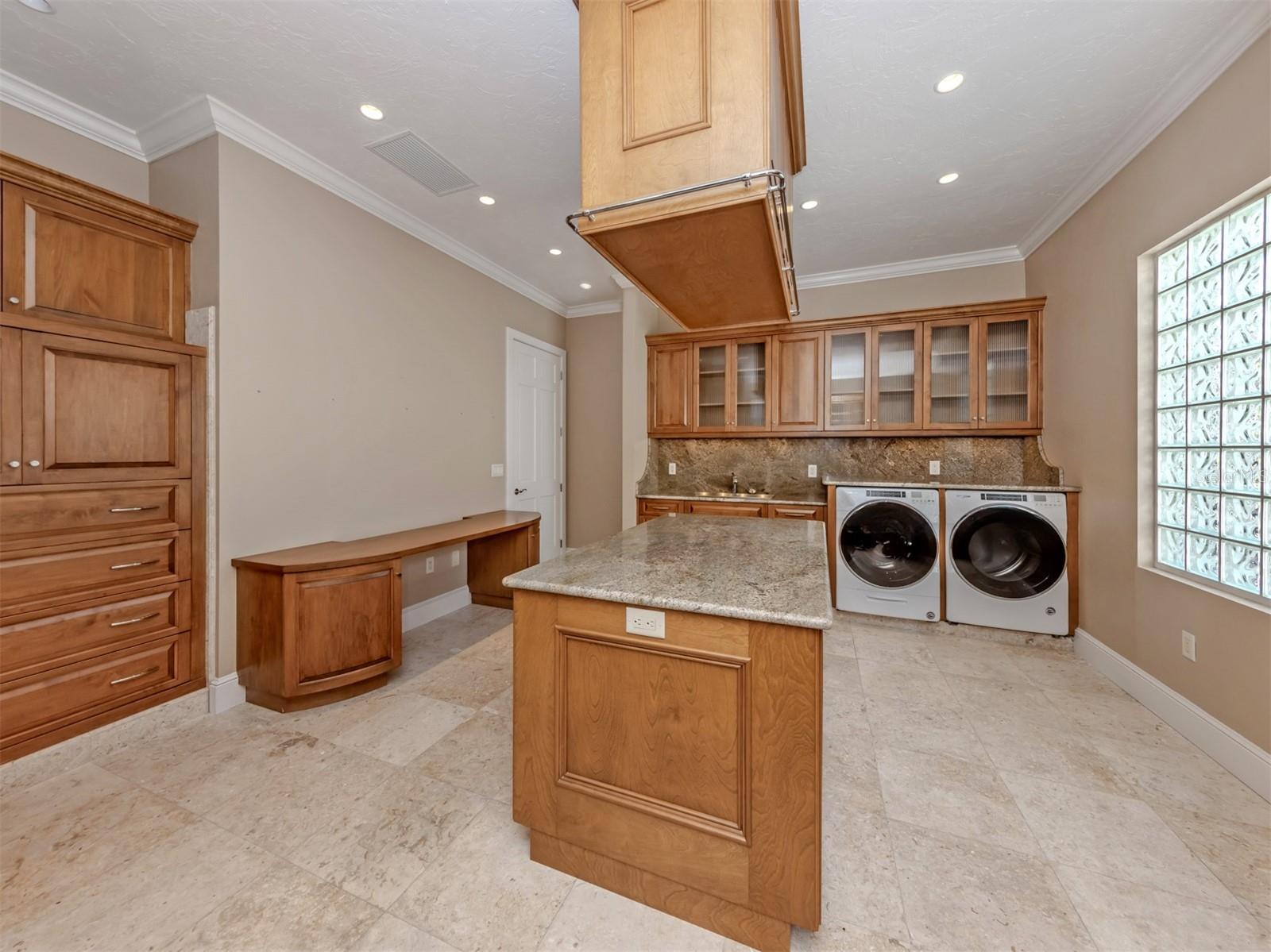 630 N River Rd Property Photo 29