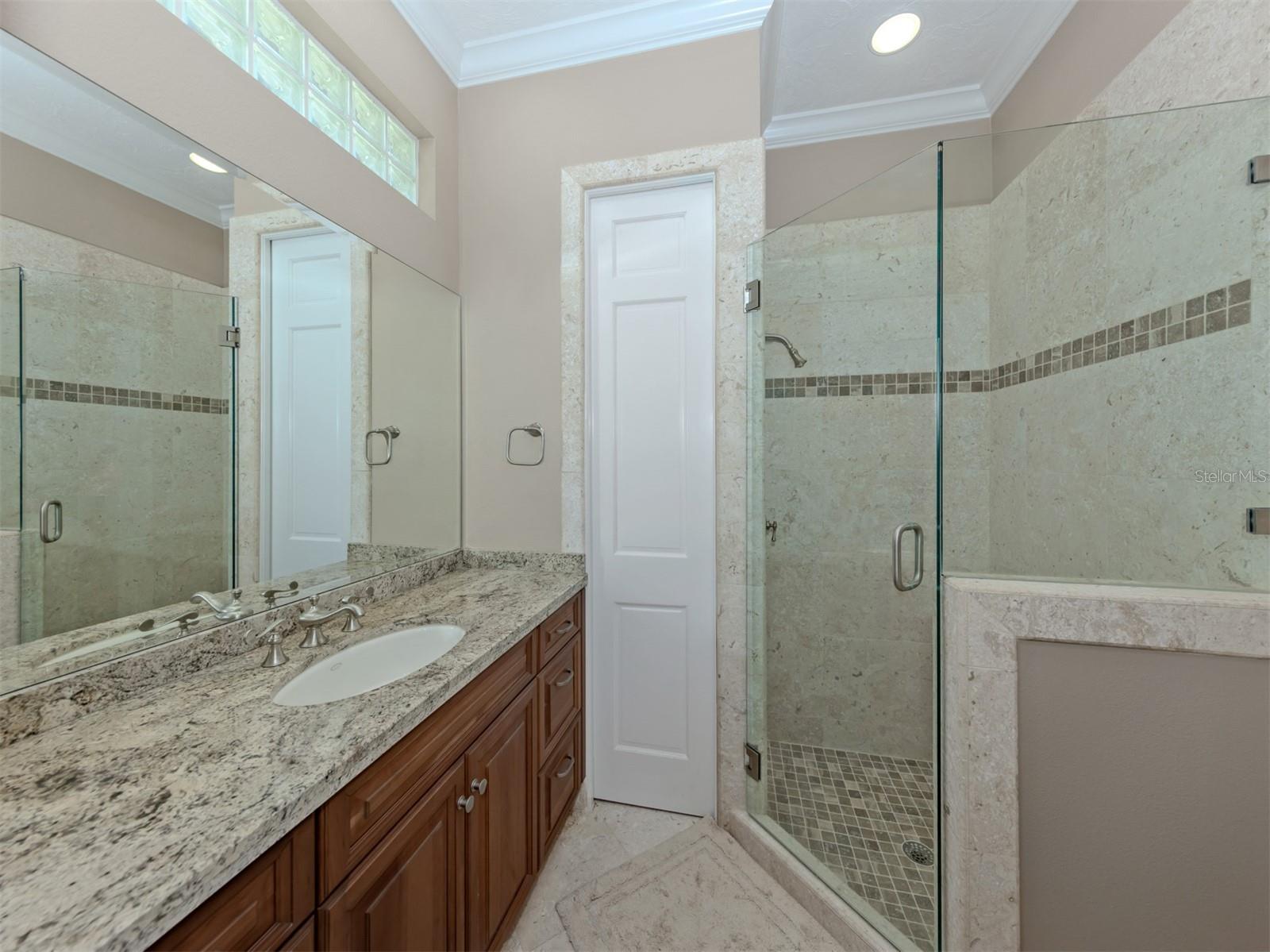 630 N River Rd Property Photo 34