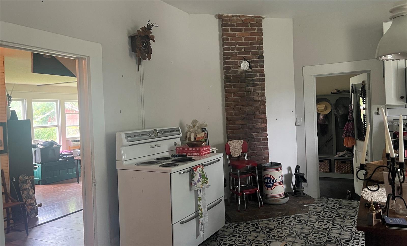 523 N Lee Ave Property Photo 8