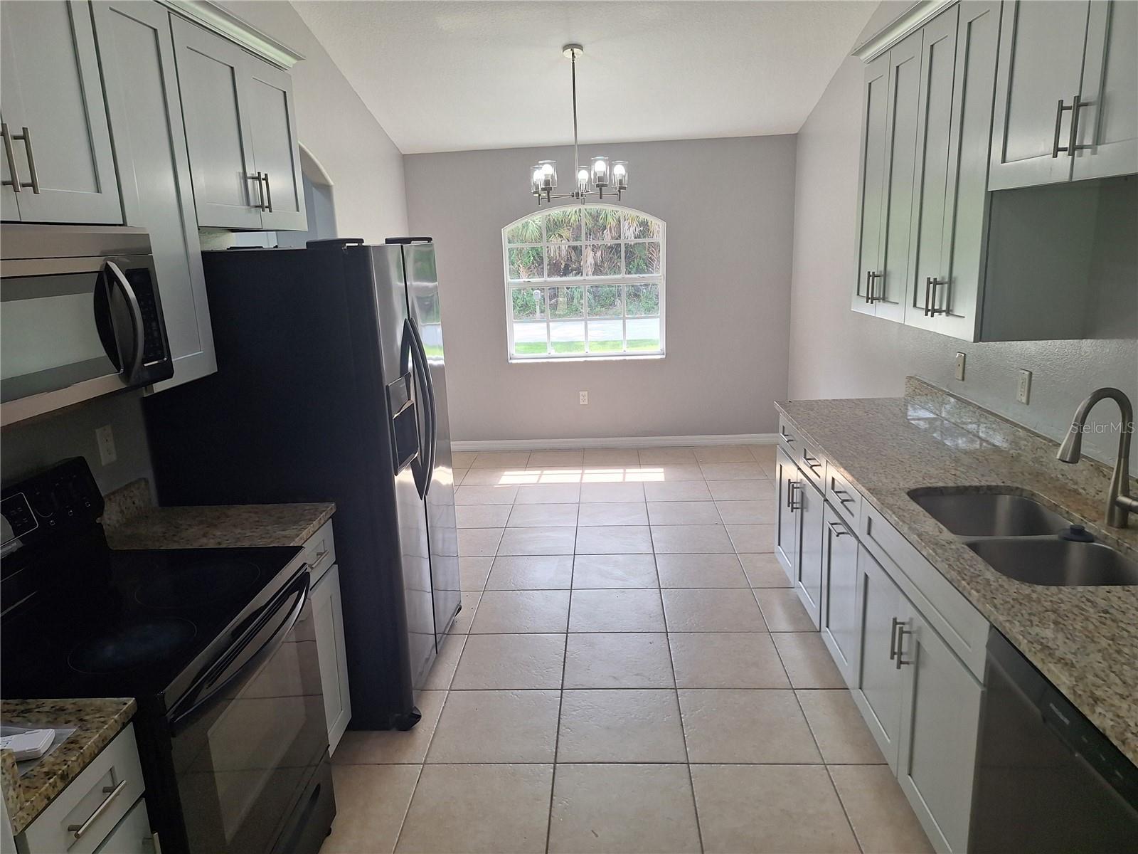1220 Waycross St Property Photo 7