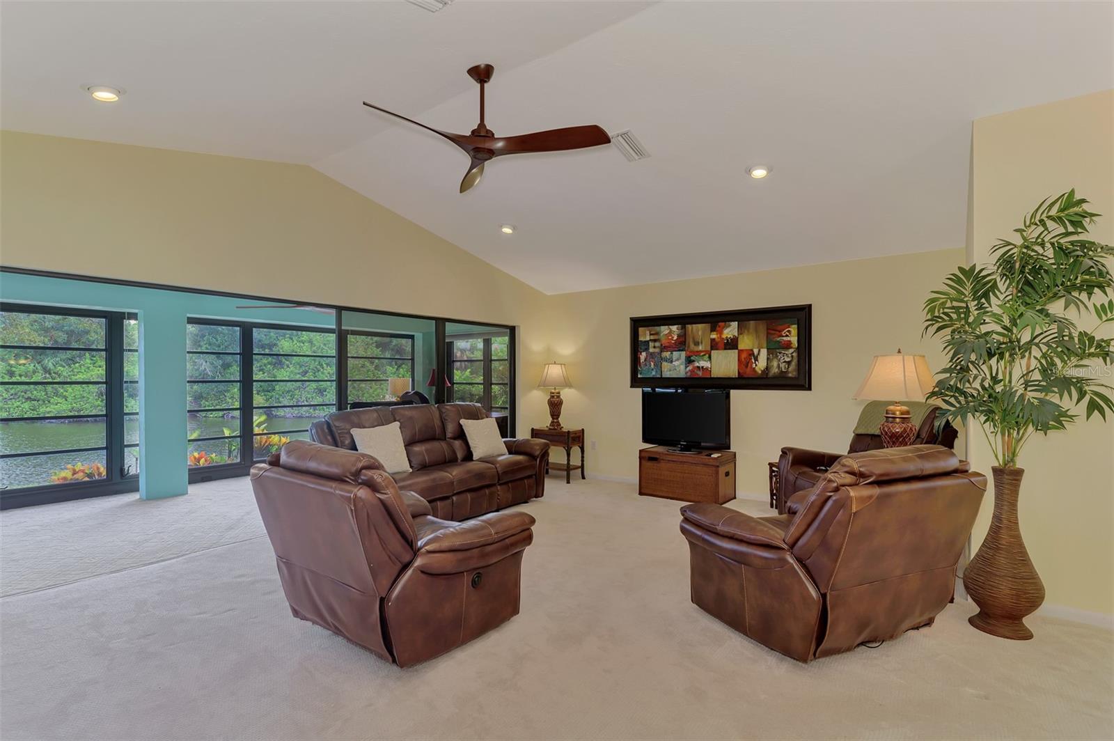 1934 Cove Pointe Dr Property Photo 16