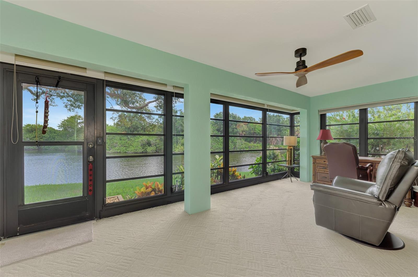 1934 Cove Pointe Dr Property Photo 43