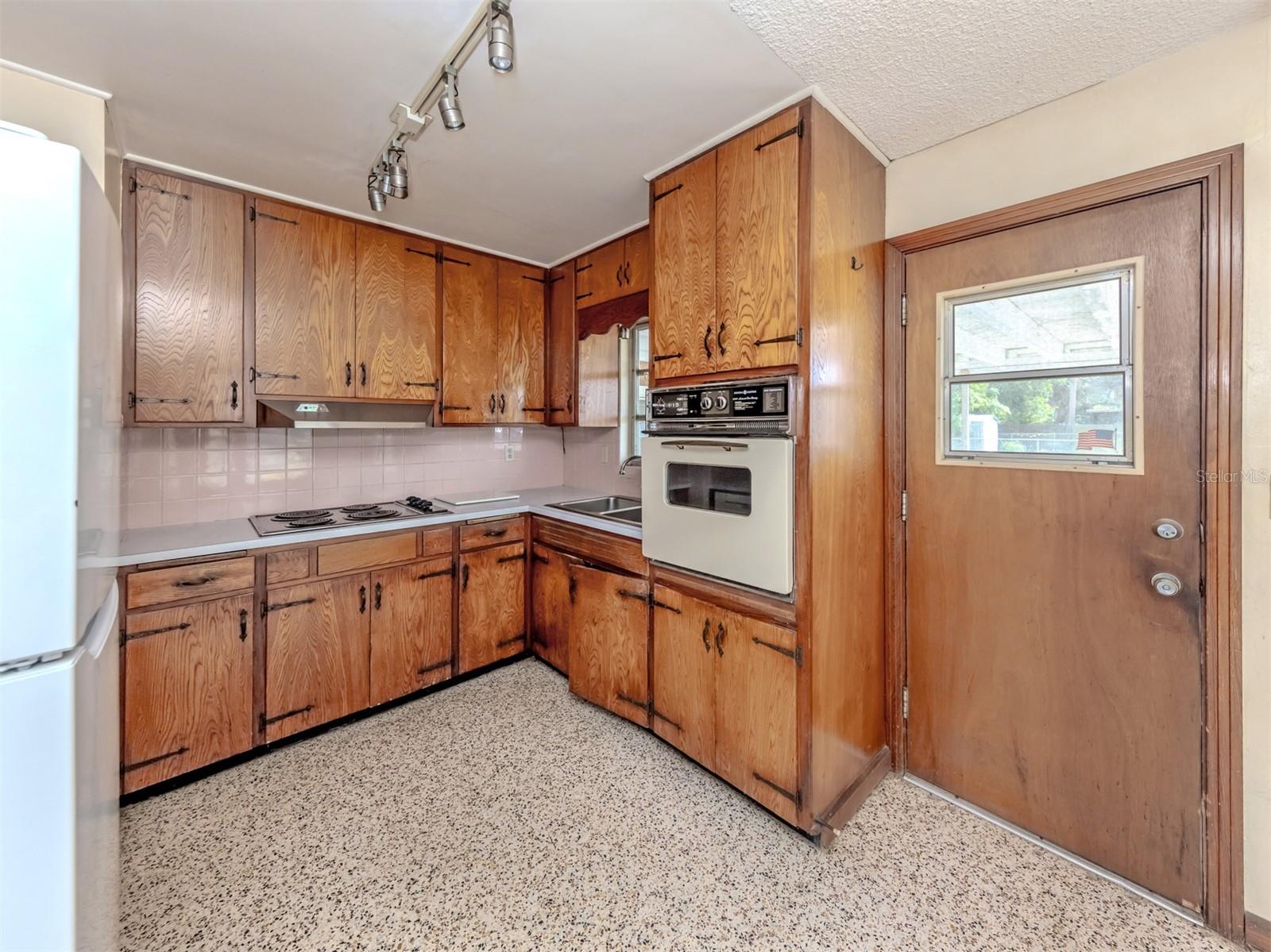 730 S Venice Blvd Property Photo 4
