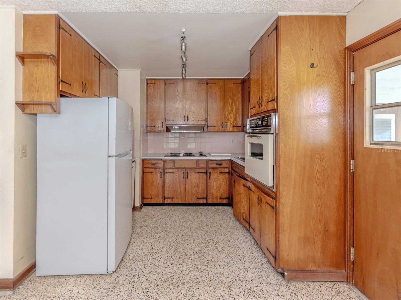 730 S Venice Blvd Property Photo 6