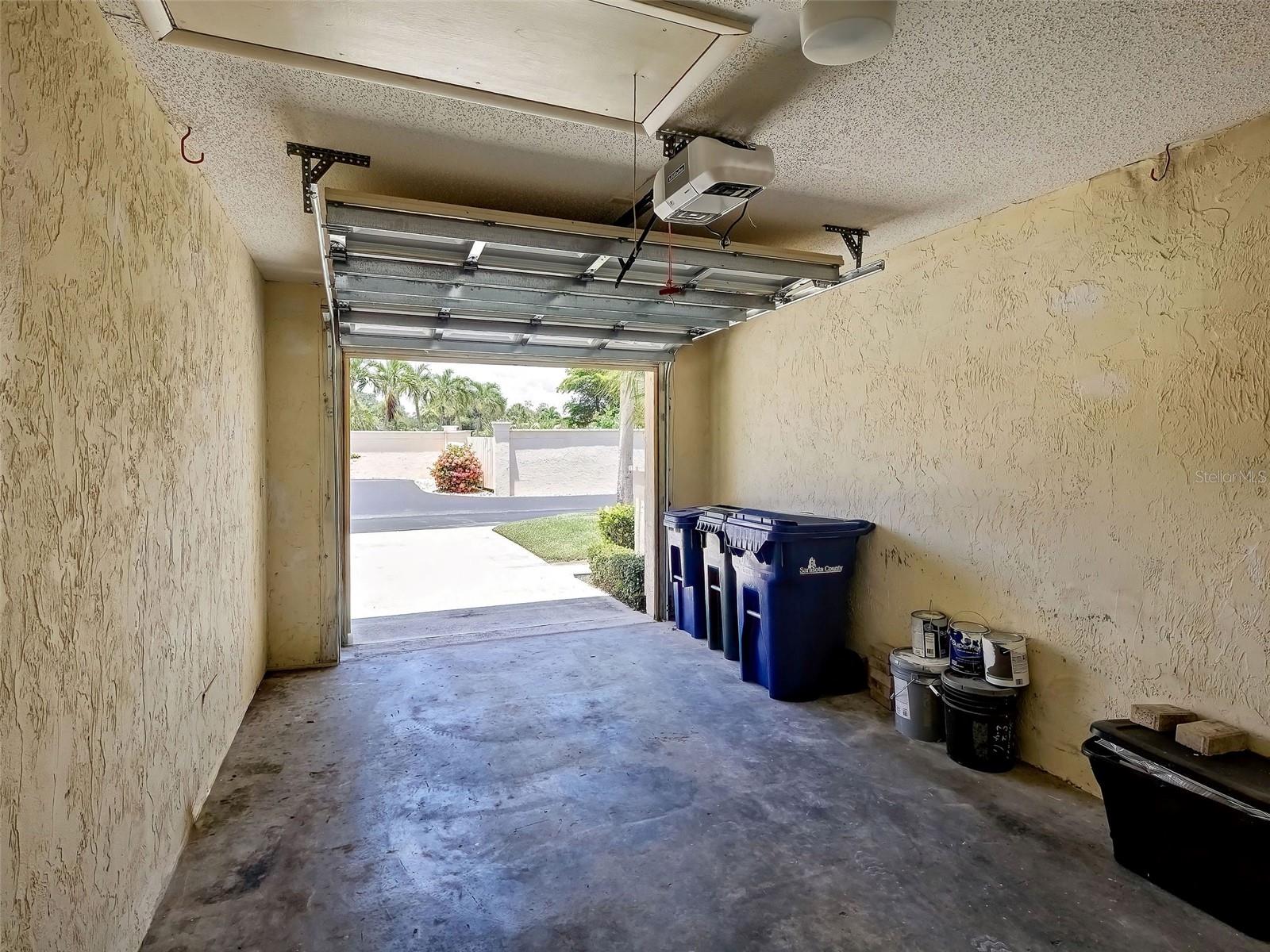 2004 Longpointe Cir #e2 Property Photo 4
