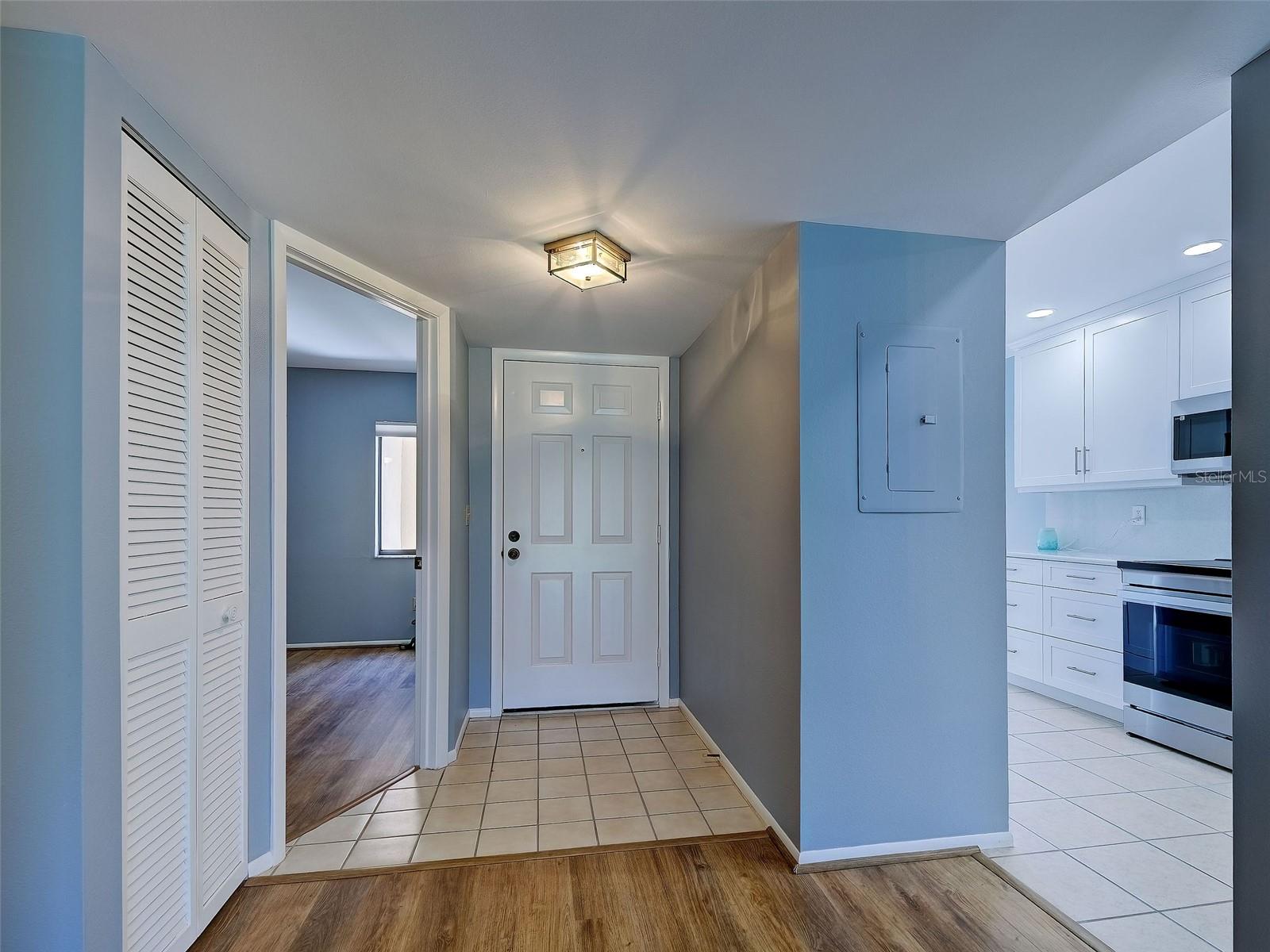 2004 Longpointe Cir #e2 Property Photo 7