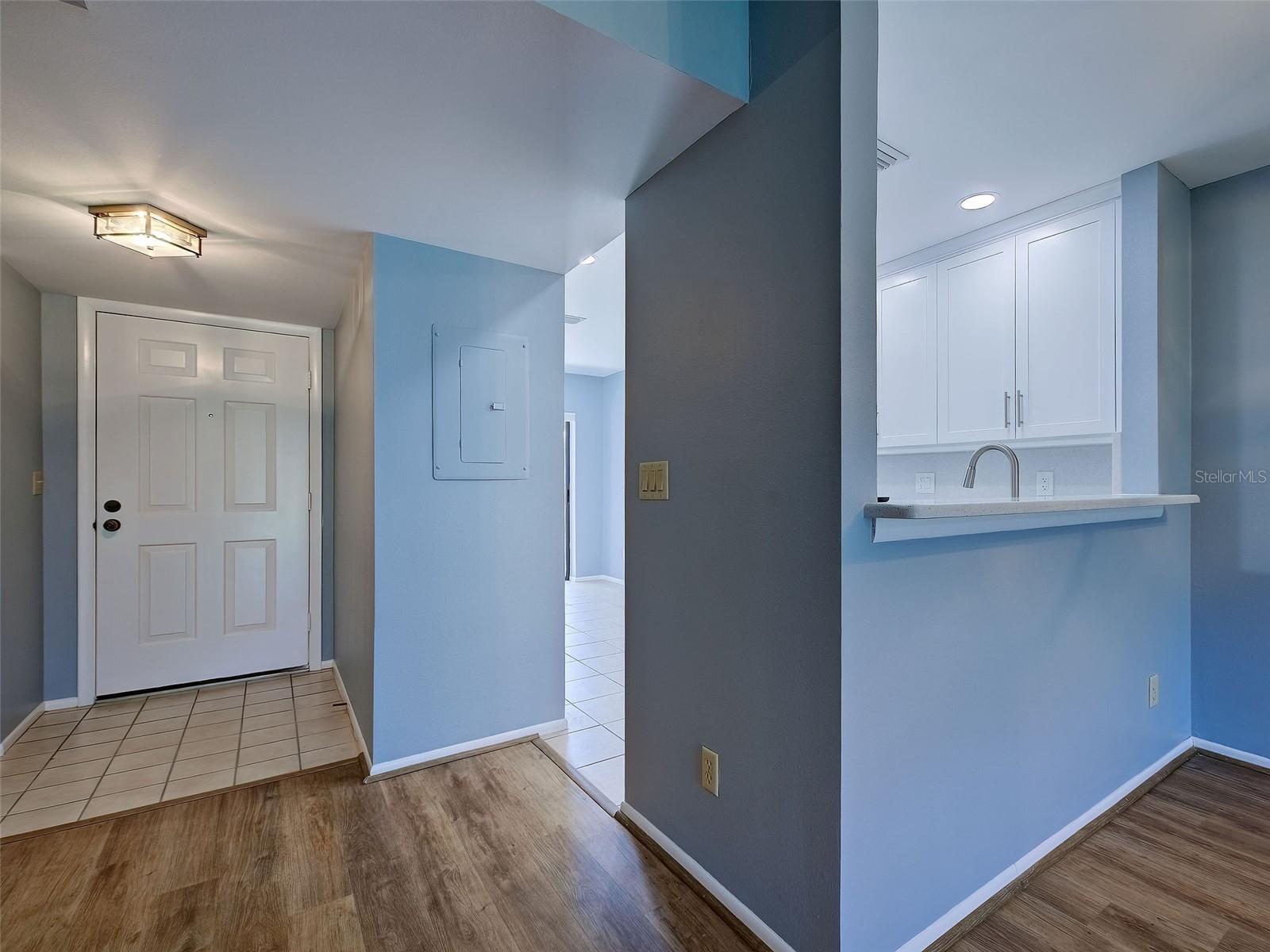 2004 Longpointe Cir #e2 Property Photo 8