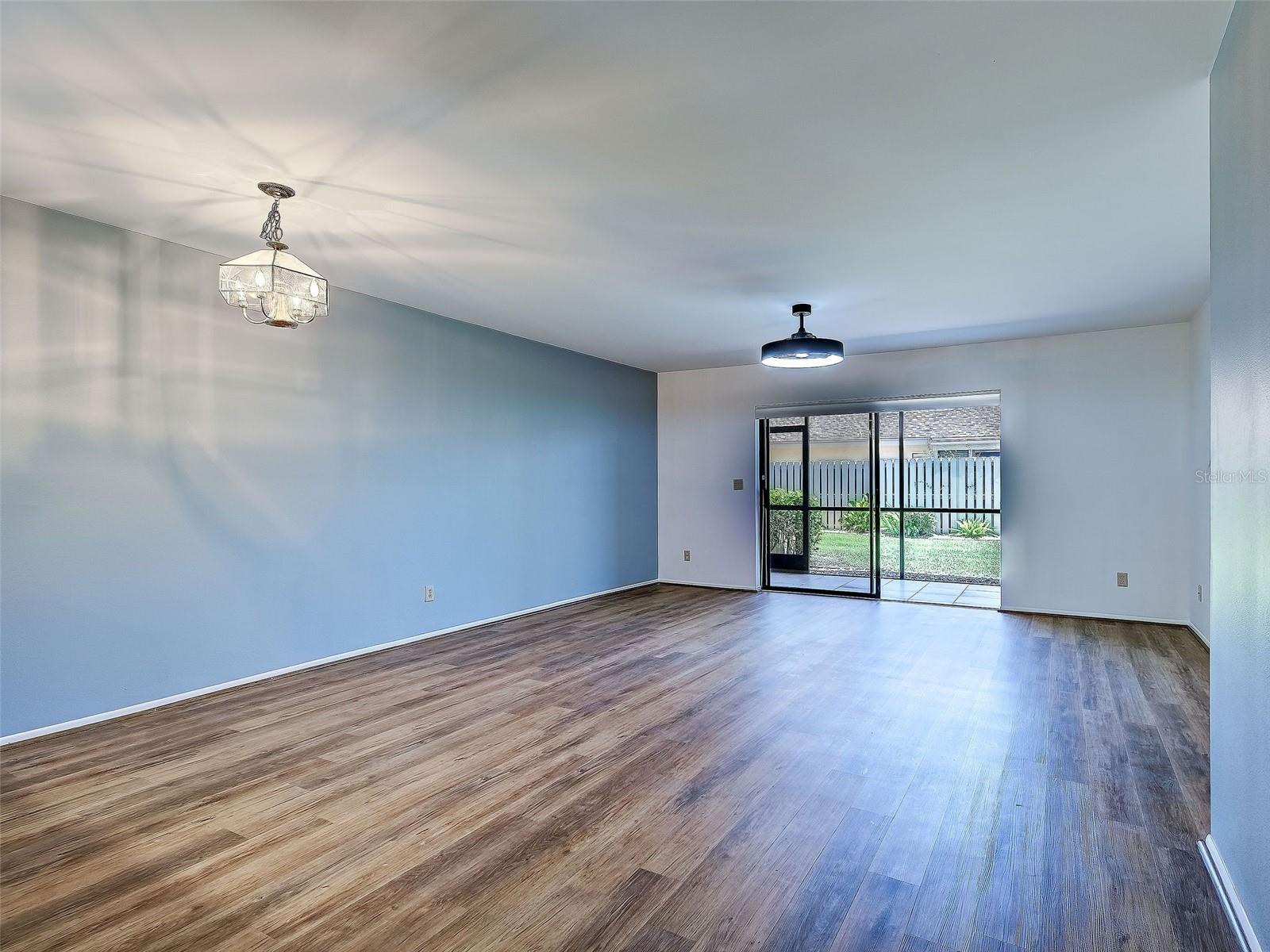2004 Longpointe Cir #e2 Property Photo 10