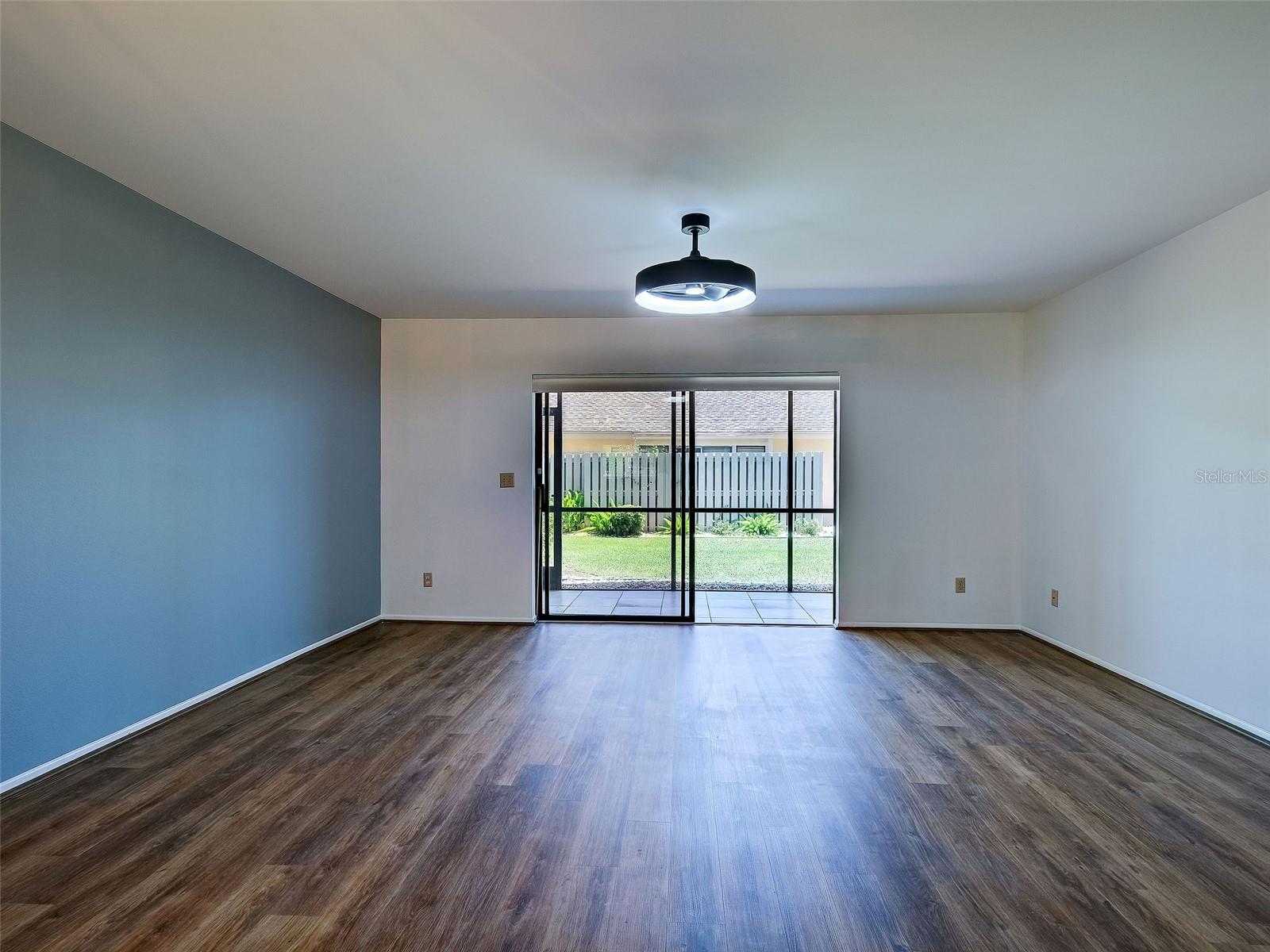 2004 Longpointe Cir #e2 Property Photo 11