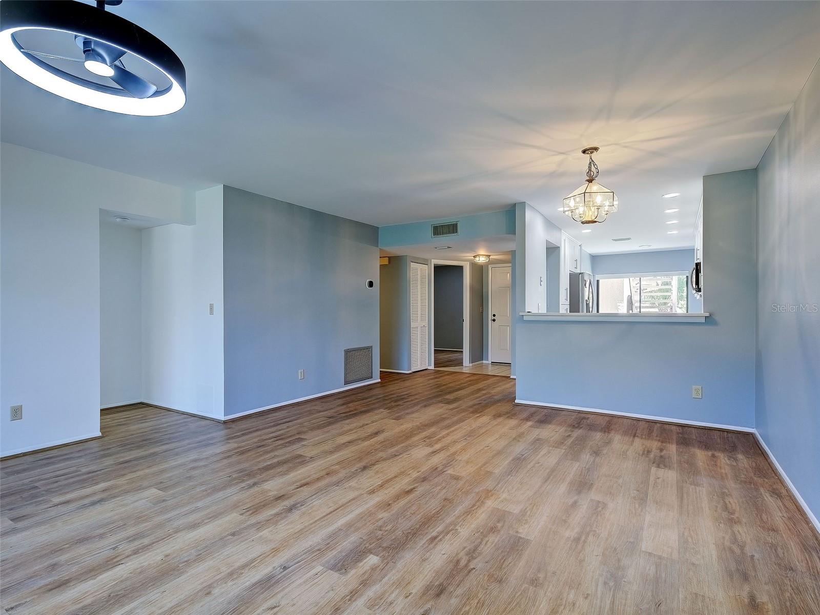 2004 Longpointe Cir #e2 Property Photo 13