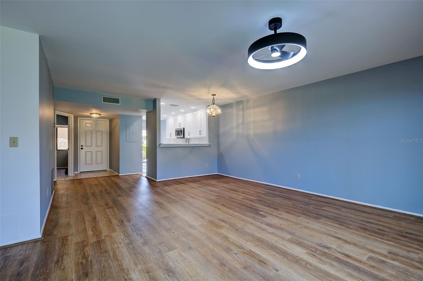2004 Longpointe Cir #e2 Property Photo 14