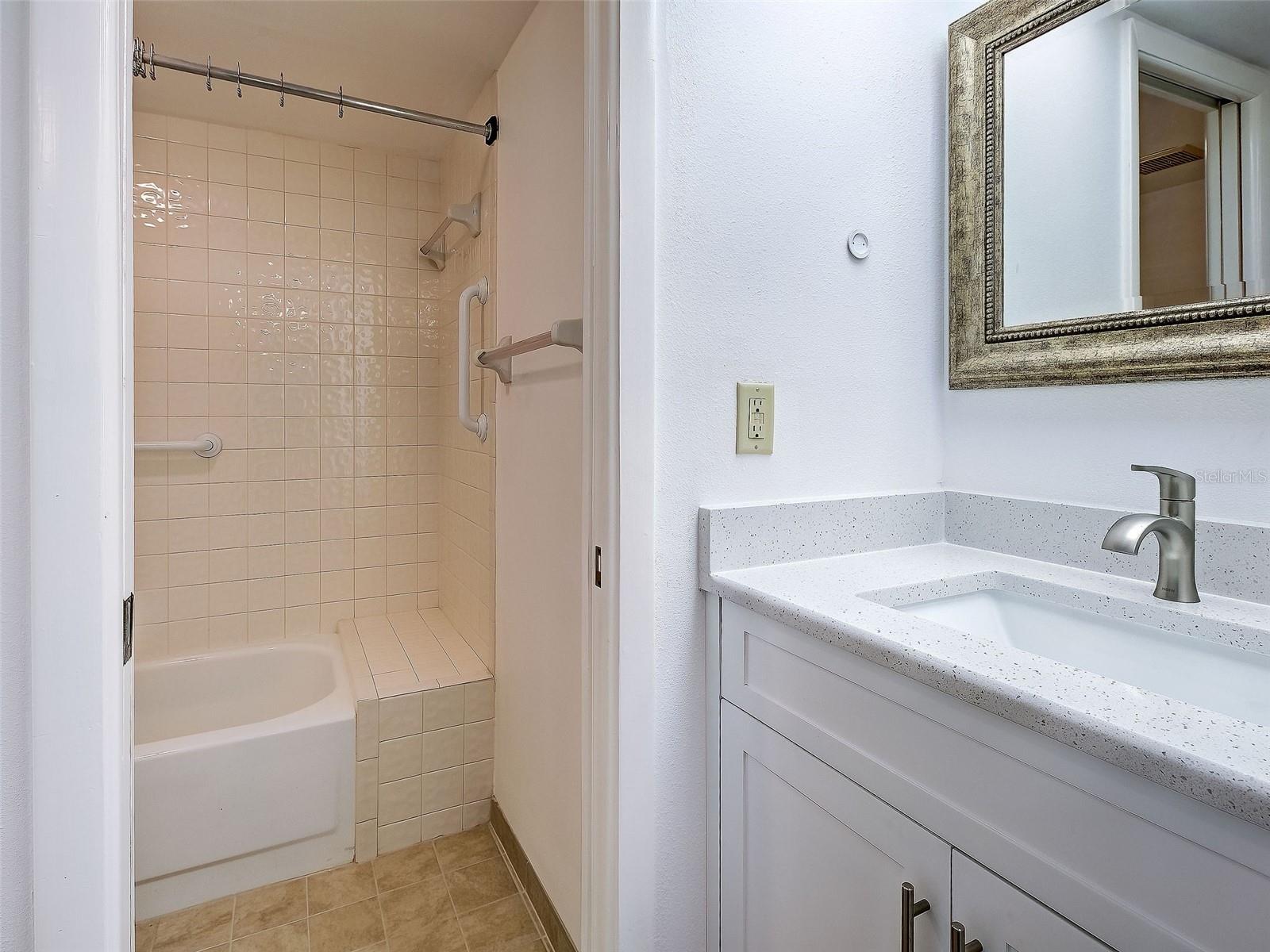 2004 Longpointe Cir #e2 Property Photo 24