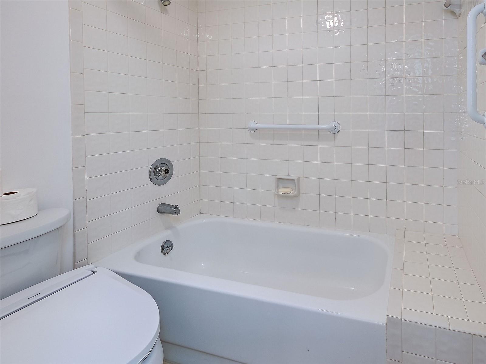 2004 Longpointe Cir #e2 Property Photo 25