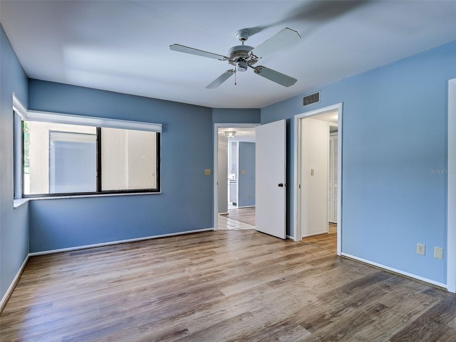 2004 Longpointe Cir #e2 Property Photo 27