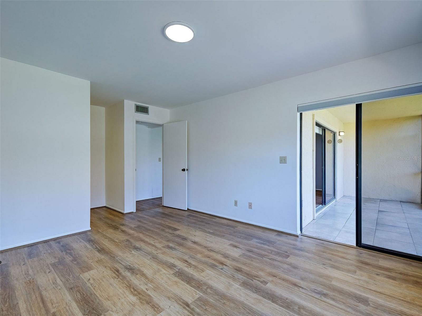 2004 Longpointe Cir #e2 Property Photo 30