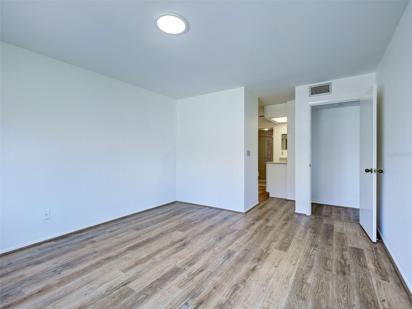 2004 Longpointe Cir #e2 Property Photo 31