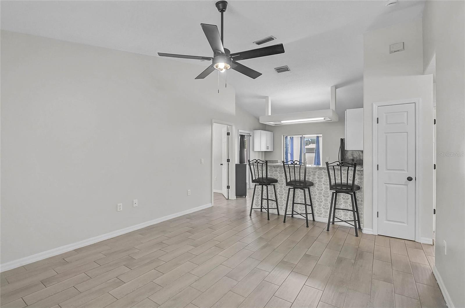 879 Nantucket Rd Property Photo 4